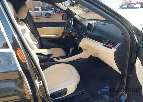 2018 BMW X1 xDrive28I z USA, uszkodzony, nr VIN WBXHT3C39J5L26260